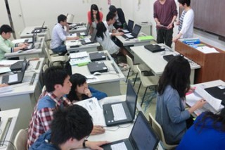 学院OA室、5番教室のPCはグループワークに必需品です。自前のPCはレポート提出に頻繁に使用します。使い方も上手くなります。